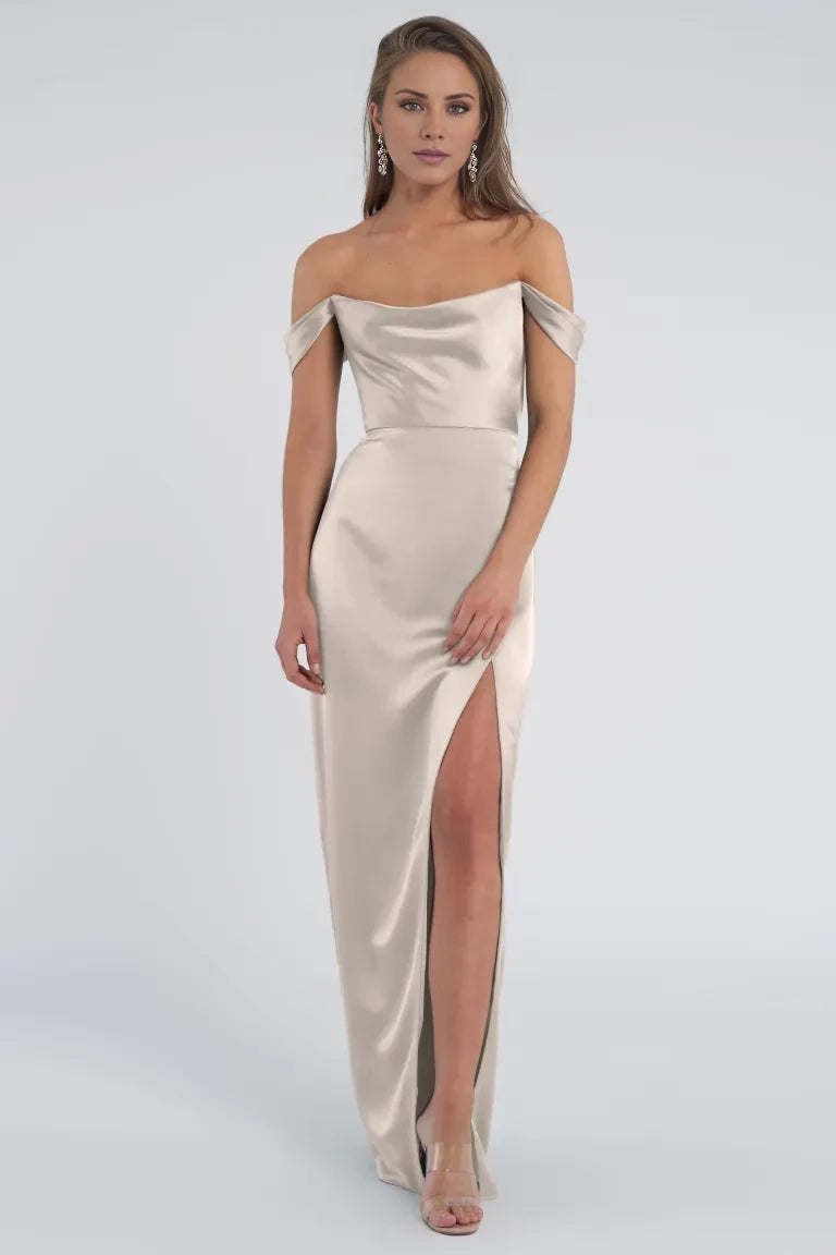Ärmelloses, rückenfreies Abendkleid mit schulterfreiem Kragen, seitlichem Schlitz und Bodenlänge