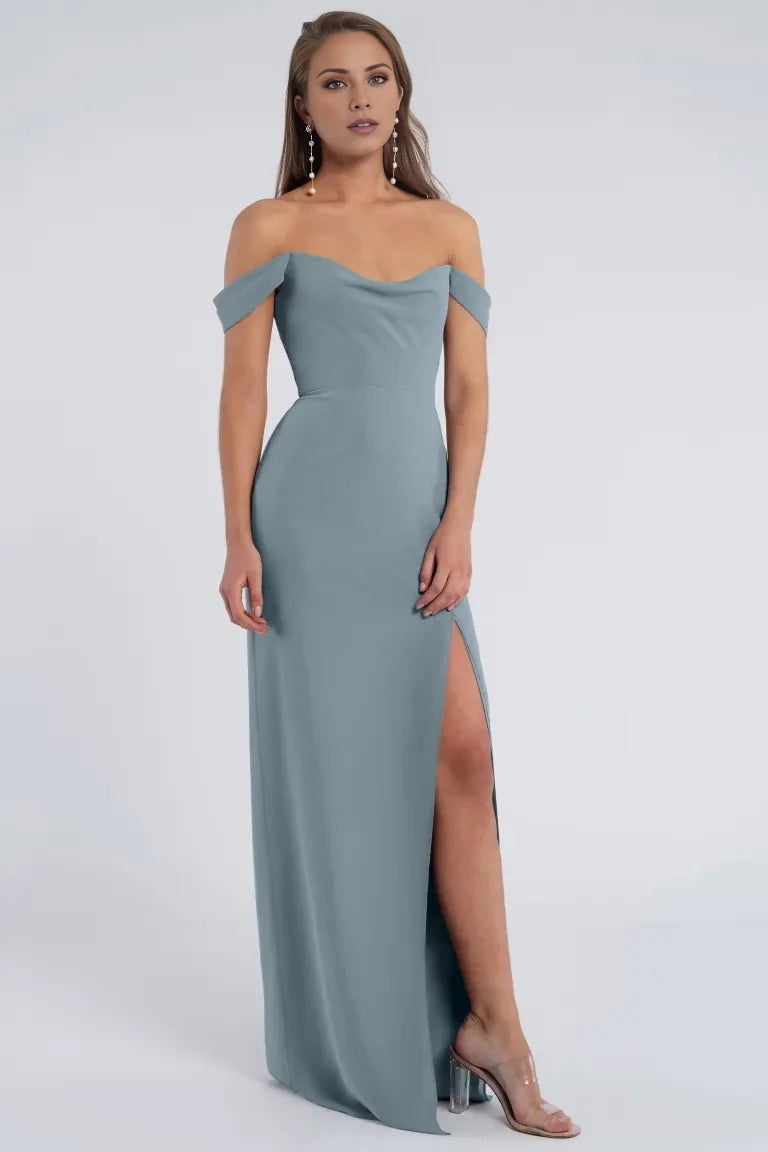 Ärmelloses, rückenfreies Abendkleid mit schulterfreiem Kragen, seitlichem Schlitz und Bodenlänge