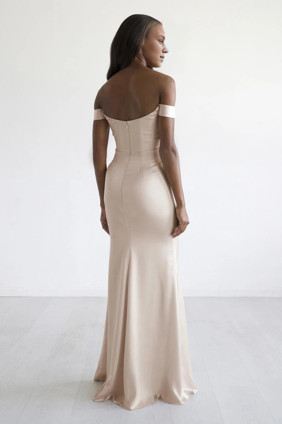 Ärmelloses, rückenfreies Abendkleid mit schulterfreiem Kragen, seitlichem Schlitz und Bodenlänge