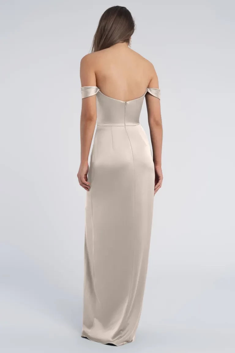 Ärmelloses, rückenfreies Abendkleid mit schulterfreiem Kragen, seitlichem Schlitz und Bodenlänge