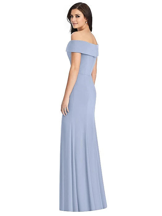 Ärmelloses, rückenfreies Abendkleid mit schulterfreiem Kragen, seitlichem Schlitz und Bodenlänge