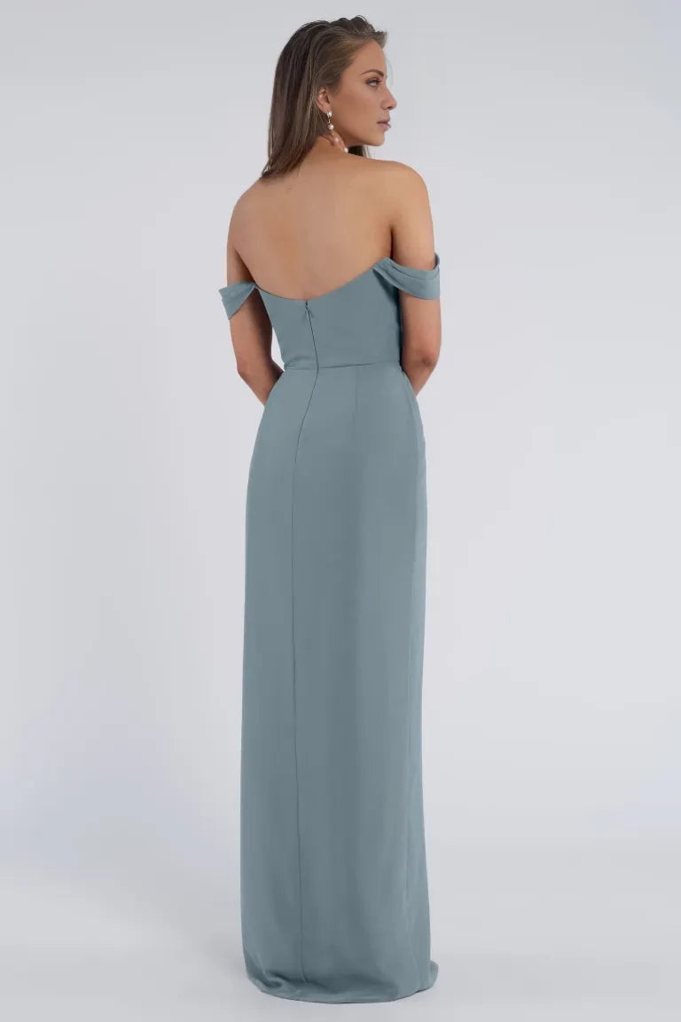Ärmelloses, rückenfreies Abendkleid mit schulterfreiem Kragen, seitlichem Schlitz und Bodenlänge