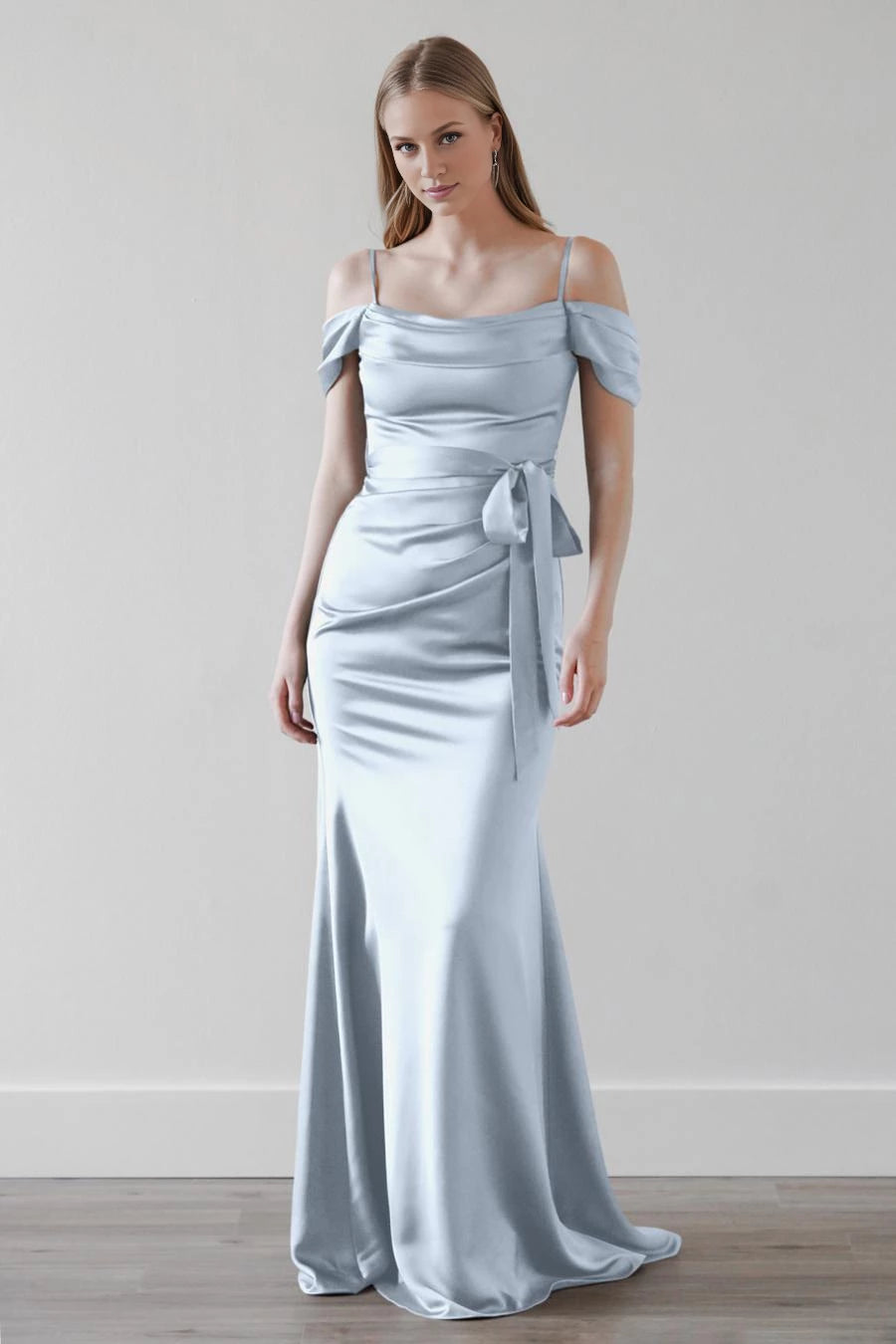 Schulterfreies, ärmelloses, rückenfreies und bodenlanges Ballkleid mit schmalen Trägern