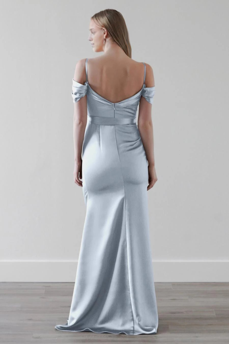 Schulterfreies, ärmelloses, rückenfreies und bodenlanges Ballkleid mit schmalen Trägern