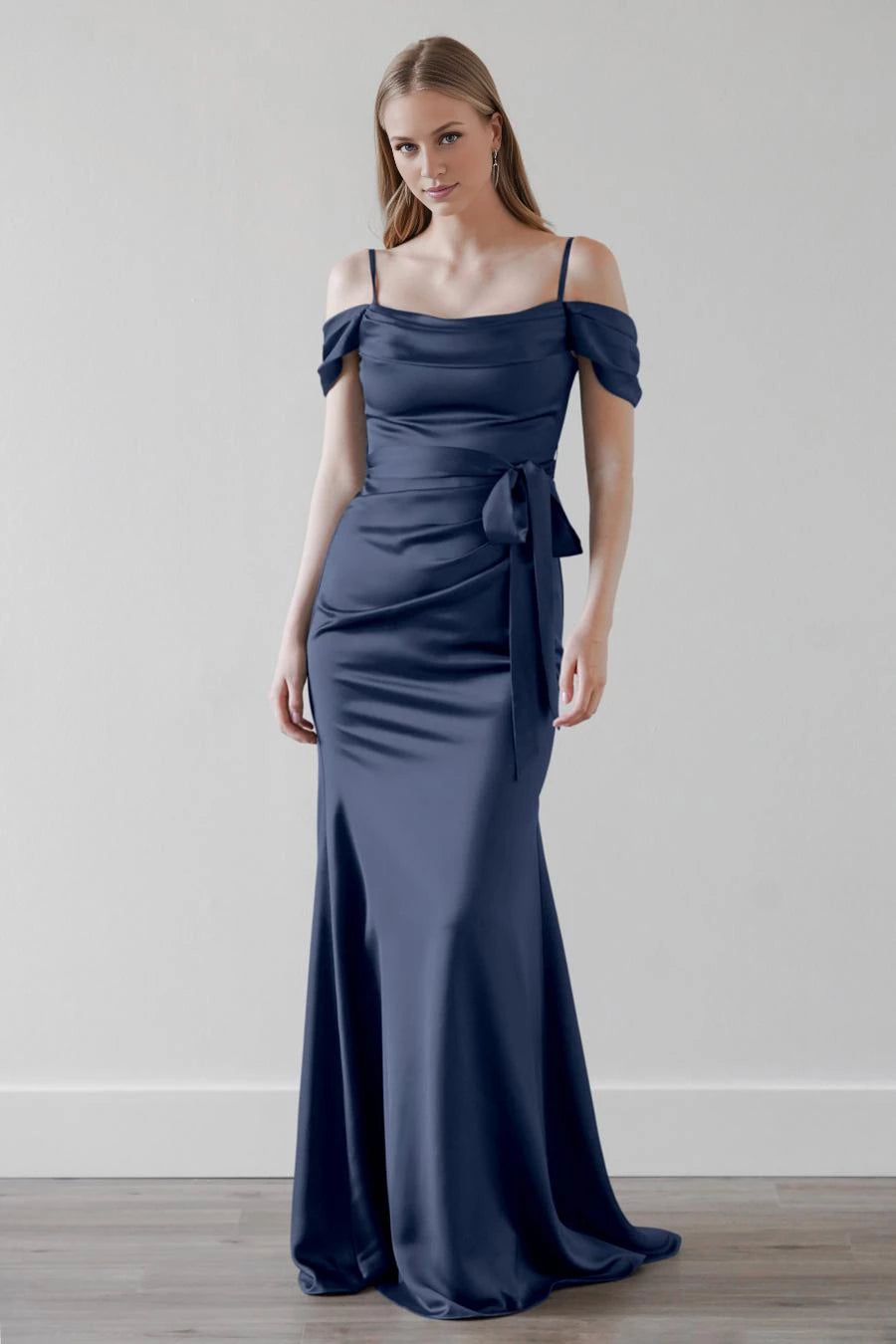 Schulterfreies, ärmelloses, rückenfreies und bodenlanges Ballkleid mit schmalen Trägern