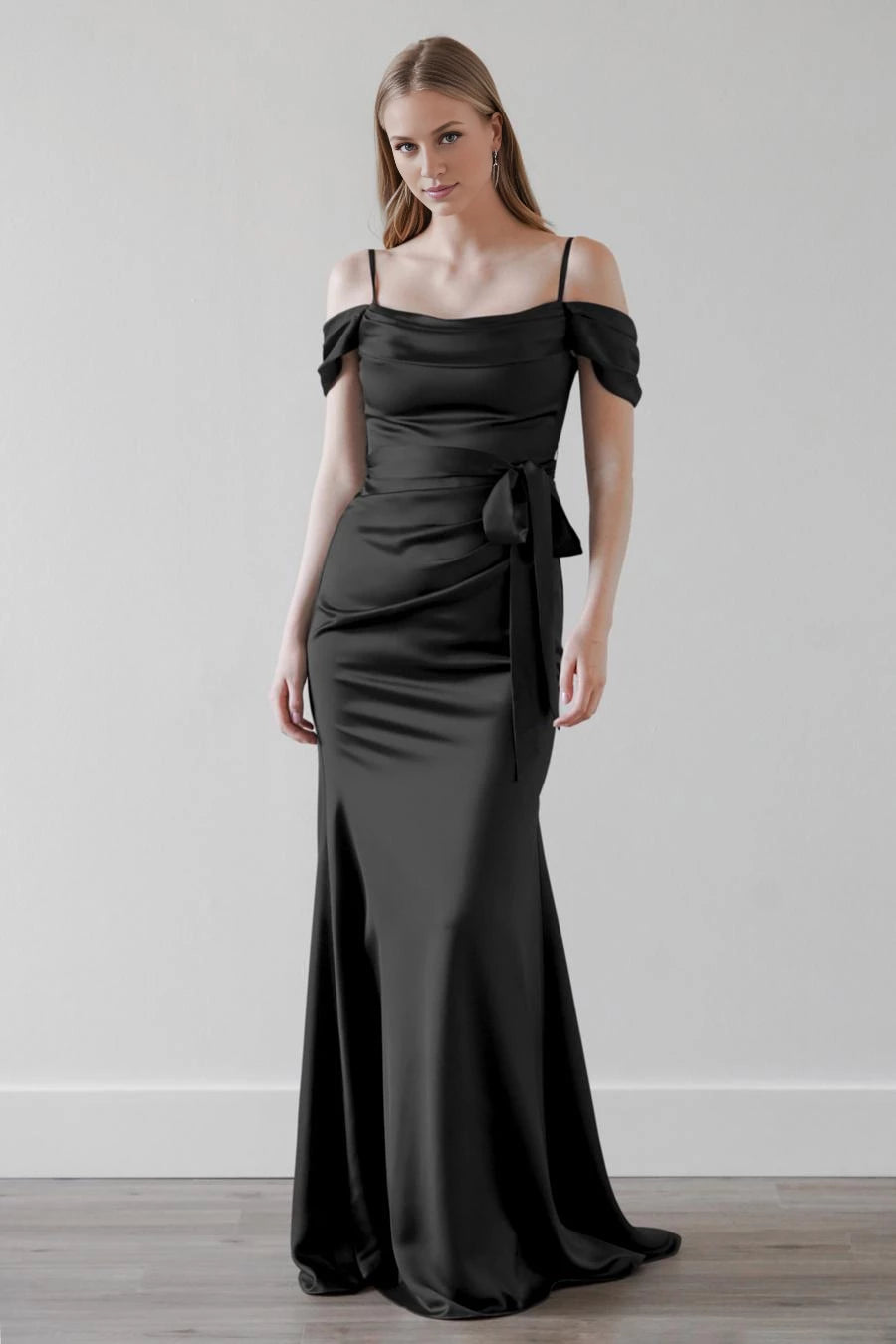 Schulterfreies, ärmelloses, rückenfreies und bodenlanges Ballkleid mit schmalen Trägern