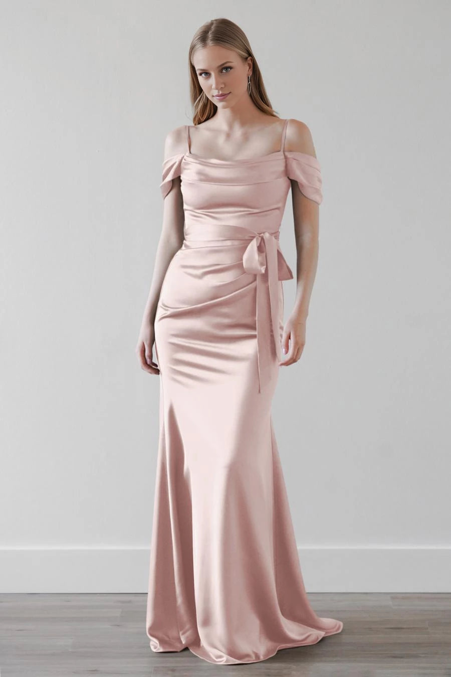 Schulterfreies, ärmelloses, rückenfreies und bodenlanges Ballkleid mit schmalen Trägern