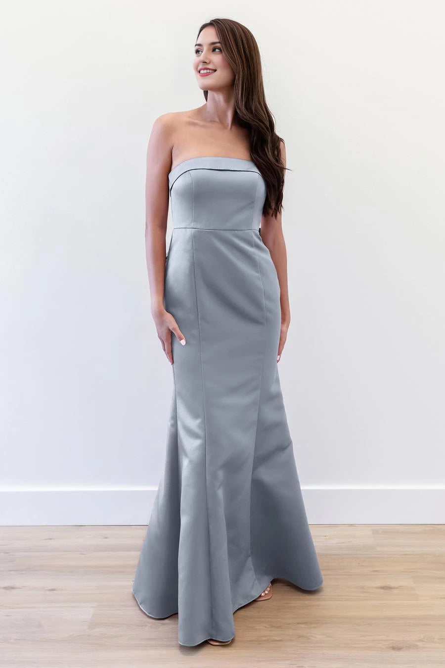 Schulterfreies, ärmelloses, trägerloses, rückenfreies und bodenlanges Ballkleid