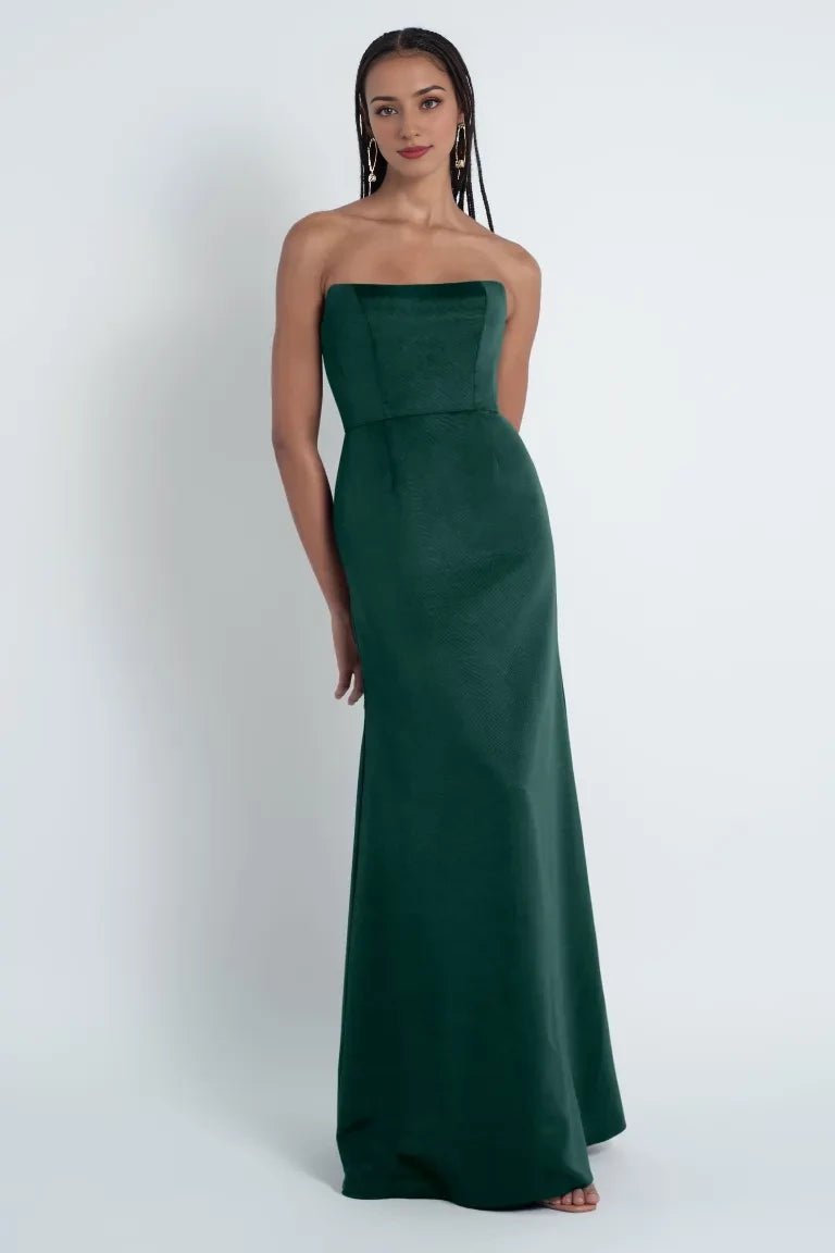 Schulterfreies, ärmelloses, trägerloses, rückenfreies und bodenlanges Ballkleid