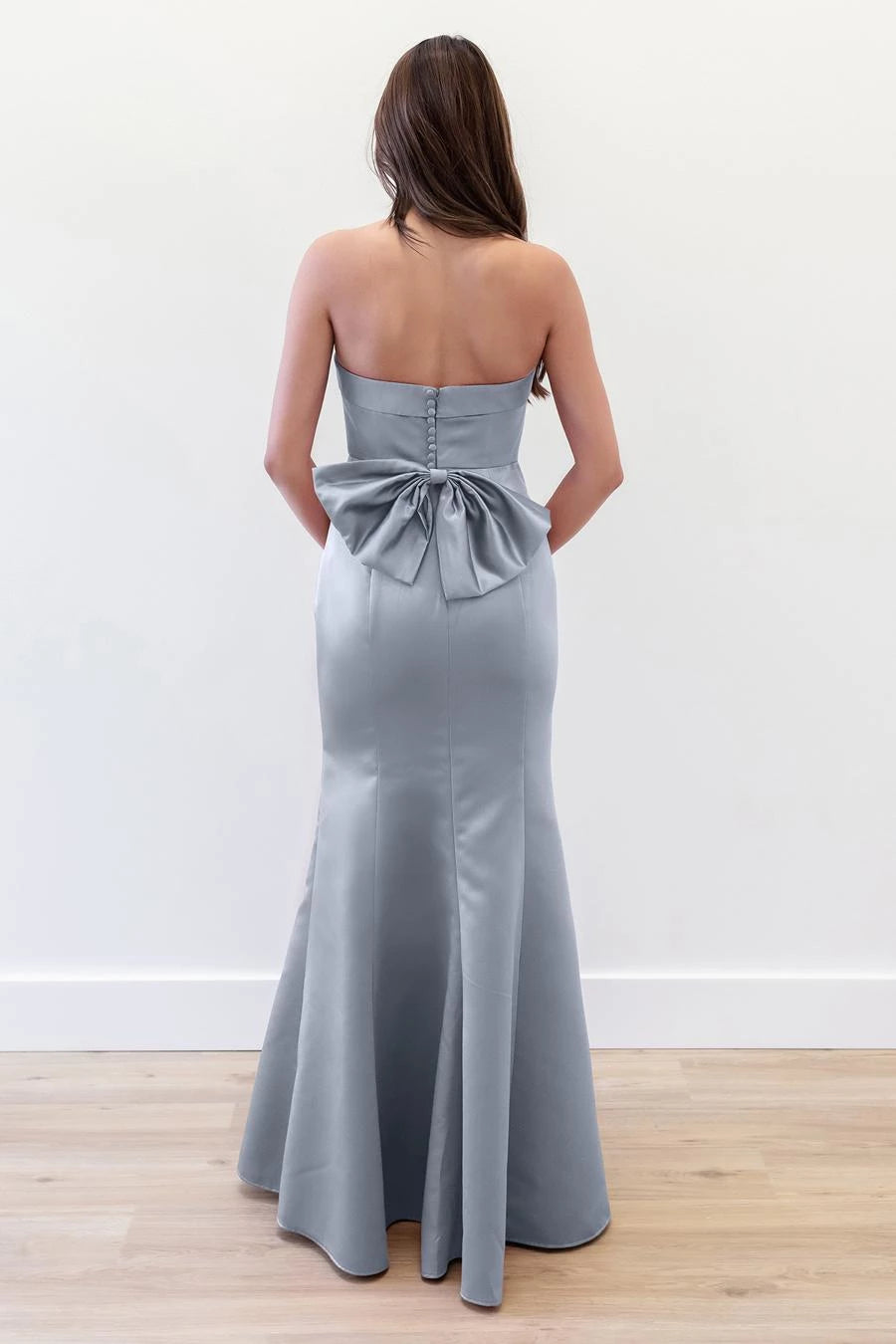 Schulterfreies, ärmelloses, trägerloses, rückenfreies und bodenlanges Ballkleid