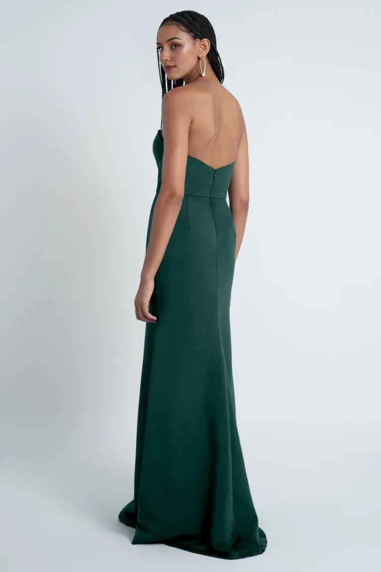 Schulterfreies, ärmelloses, trägerloses, rückenfreies und bodenlanges Ballkleid