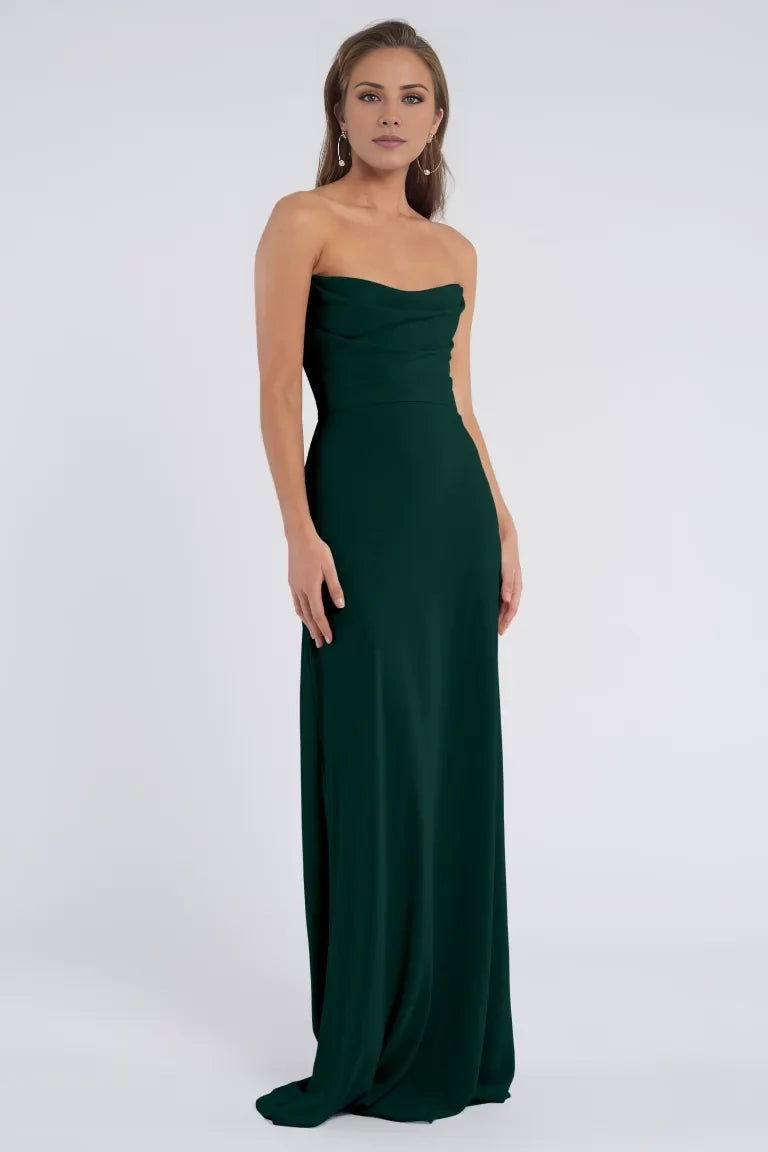 Ärmelloses, trägerloses, rückenfreies und bodenlanges Abendkleid mit schulterfreiem Kragen