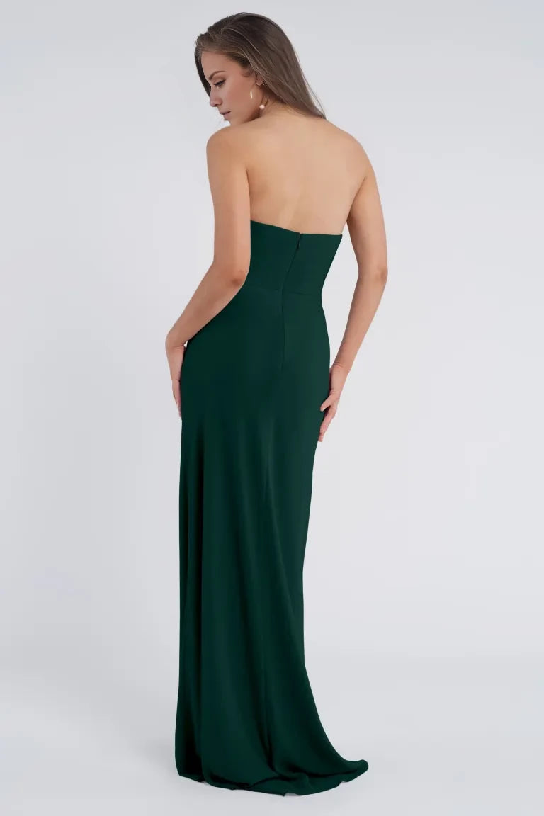 Ärmelloses, trägerloses, rückenfreies und bodenlanges Abendkleid mit schulterfreiem Kragen