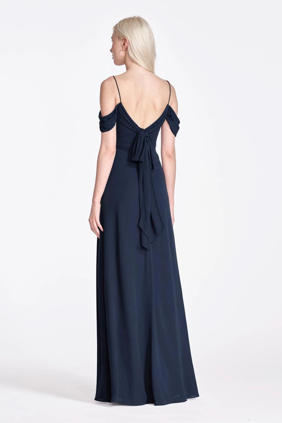 Schulterfreies, ärmelloses, rückenfreies und bodenlanges Abendkleid mit dünnen Trägern
