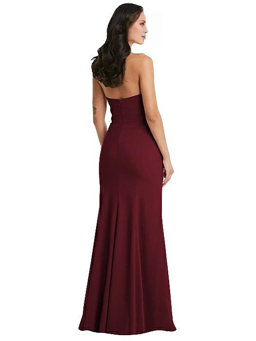 Abendkleid in Bodenlänge mit schulterfreiem Kragen, trägerlosem Rücken und Seitenschlitz