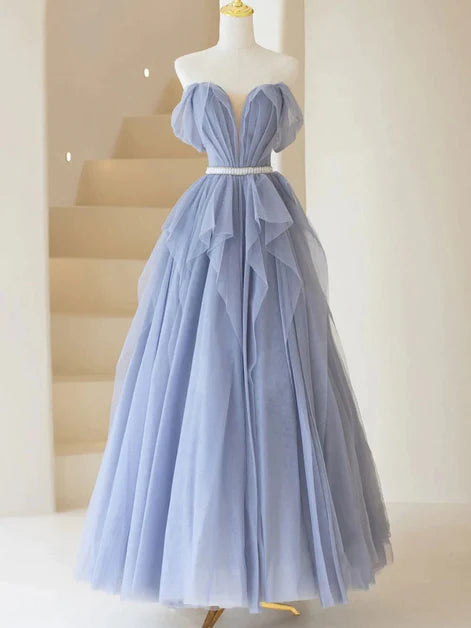 Süßes, schulterfreies, ärmelloses Ballkleid aus blauem Tüll in A-Form mit rückenfreier Schleife und bodenlangem Abendkleid