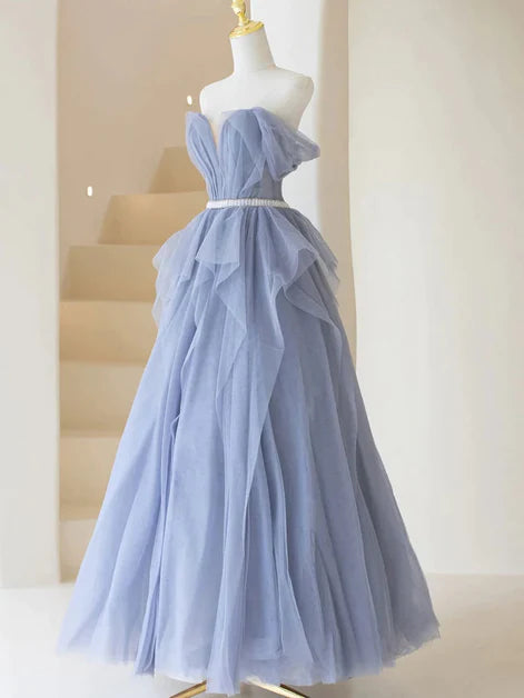 Süßes, schulterfreies, ärmelloses Ballkleid aus blauem Tüll in A-Form mit rückenfreier Schleife und bodenlangem Abendkleid