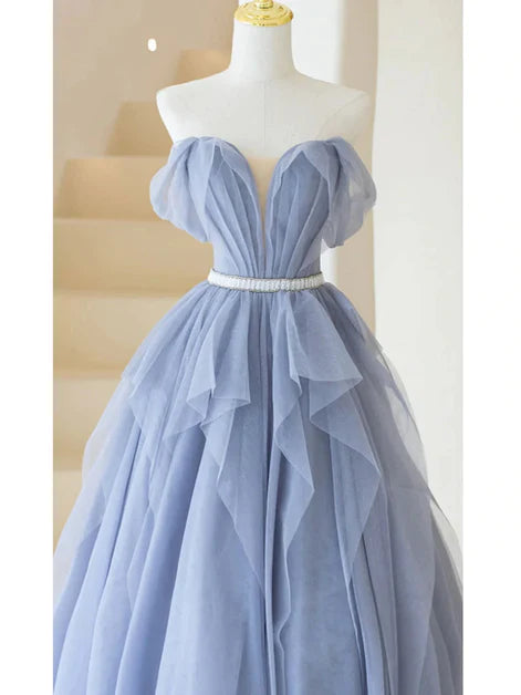 Süßes, schulterfreies, ärmelloses Ballkleid aus blauem Tüll in A-Form mit rückenfreier Schleife und bodenlangem Abendkleid