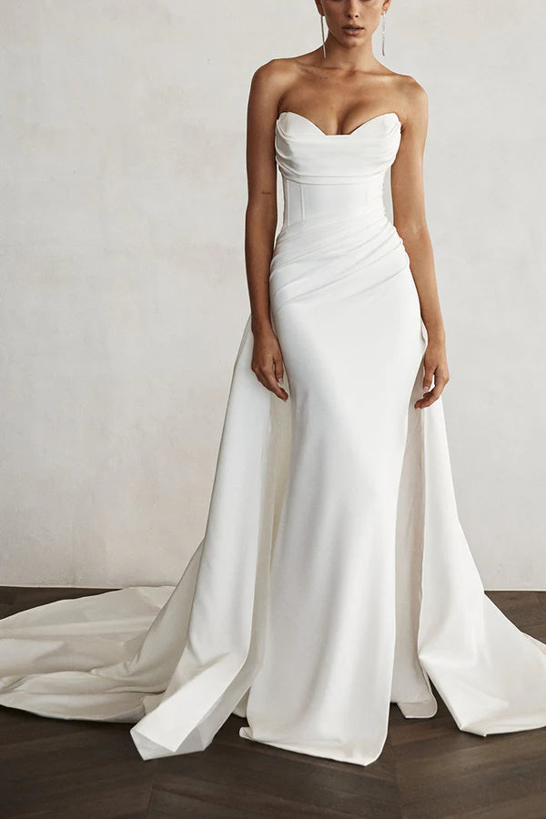 Enges, herzförmiges Satin-Brautkleid mit Plissee und seitlichem Schlitz
