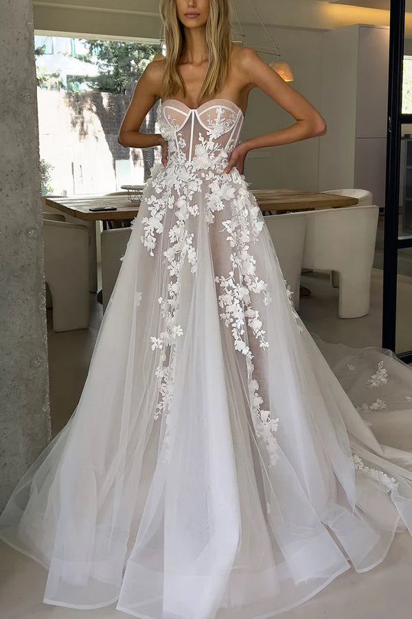 Robe de mariée bohème en dentelle avec appliques en cœur