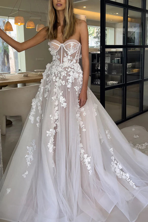 Robe de mariée bohème en dentelle avec appliques en cœur