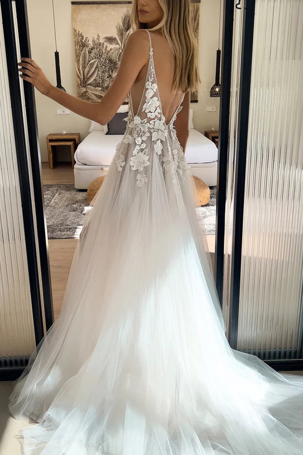 Robe de mariée bohème charmante en dentelle avec col en V et appliques