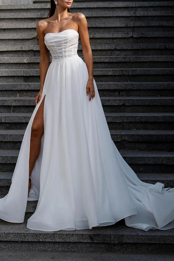 Robe de mariée décontractée sans bretelles avec une robe de mariée bohème blanche plissée et fendue