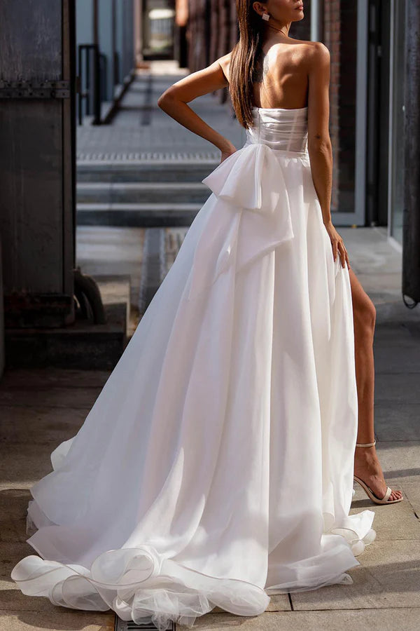 Robe de mariée décontractée sans bretelles avec une robe de mariée bohème blanche plissée et fendue