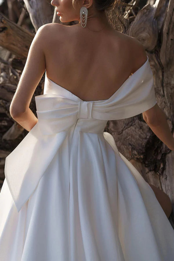 Freizeit weißes Hochzeitskleid in der Lobby, einschultriges Satin-Plissee-einfaches Brautkleid
