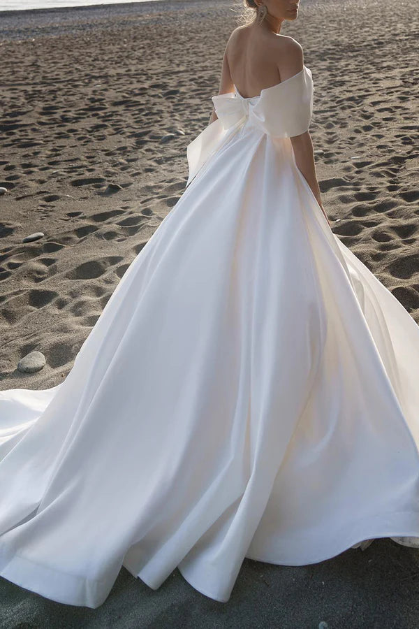 Freizeit weißes Hochzeitskleid in der Lobby, einschultriges Satin-Plissee-einfaches Brautkleid