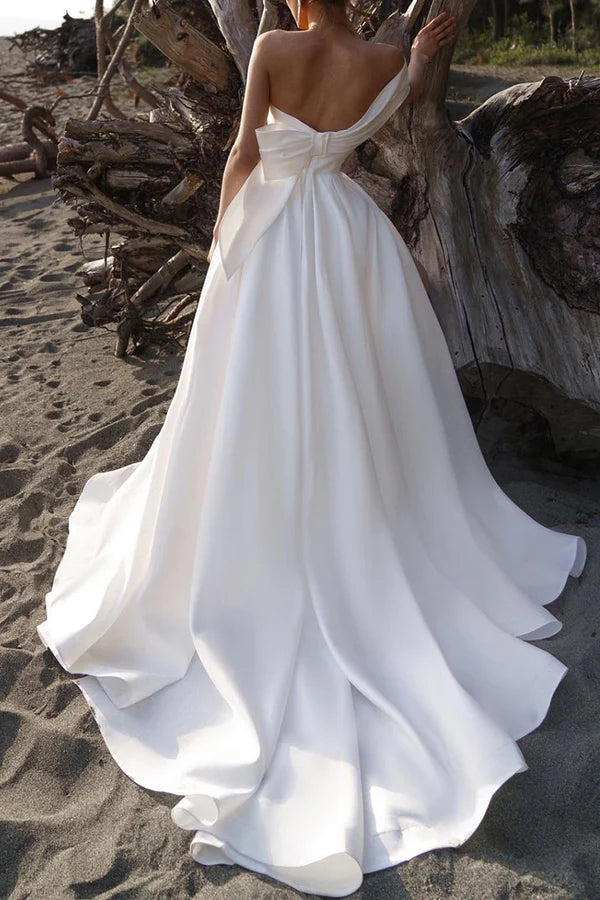Freizeit weißes Hochzeitskleid in der Lobby, einschultriges Satin-Plissee-einfaches Brautkleid