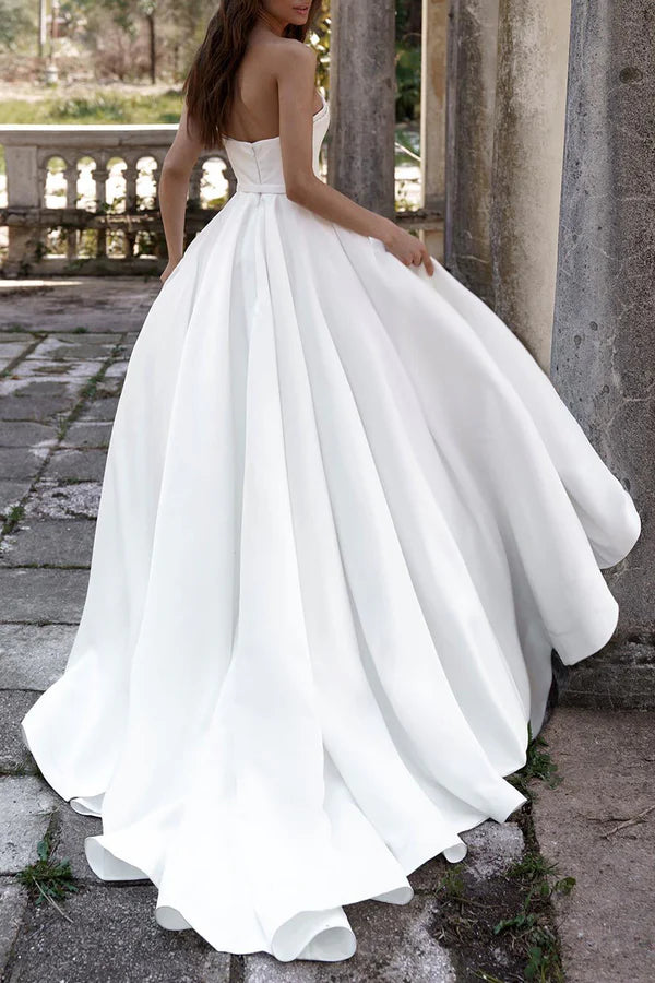 Robe de mariée de style campagnard en satin blanc avec décolleté en cœur