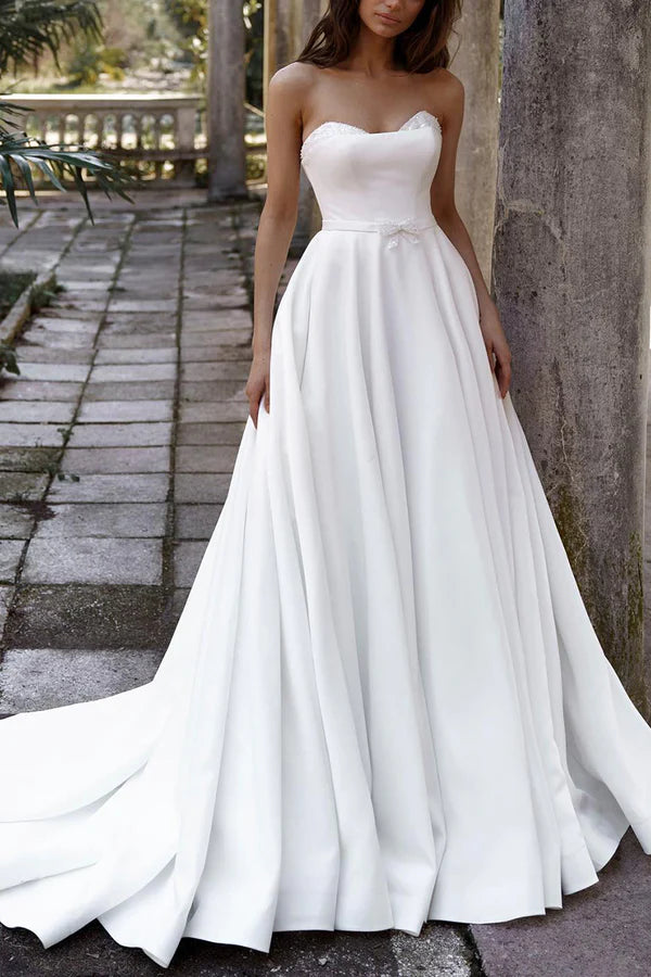 Robe de mariée de style campagnard en satin blanc avec décolleté en cœur