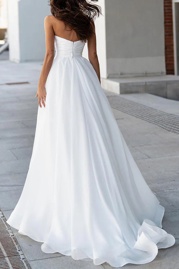 Robe de mariée décontractée à décolleté illusion et perles Eugenia