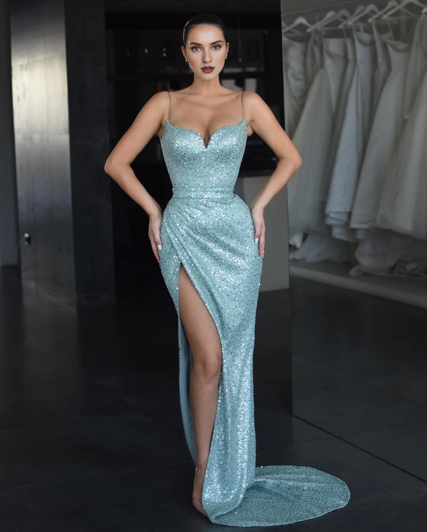 Robe de bal sirène bleue élégante avec bretelles fines et robe de soirée scintillante avec dos en dentelle plié et fourche, robe de soirée formelle longue pour occasions spéciales