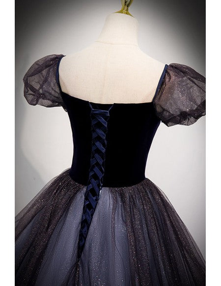 Edles Retro Lila Ballkleid mit quadratischem Ausschnitt, Puffärmeln, transparentem Glitzer, lila A-förmigem rückenfreiem Träger und bodenlangem Abendkleid