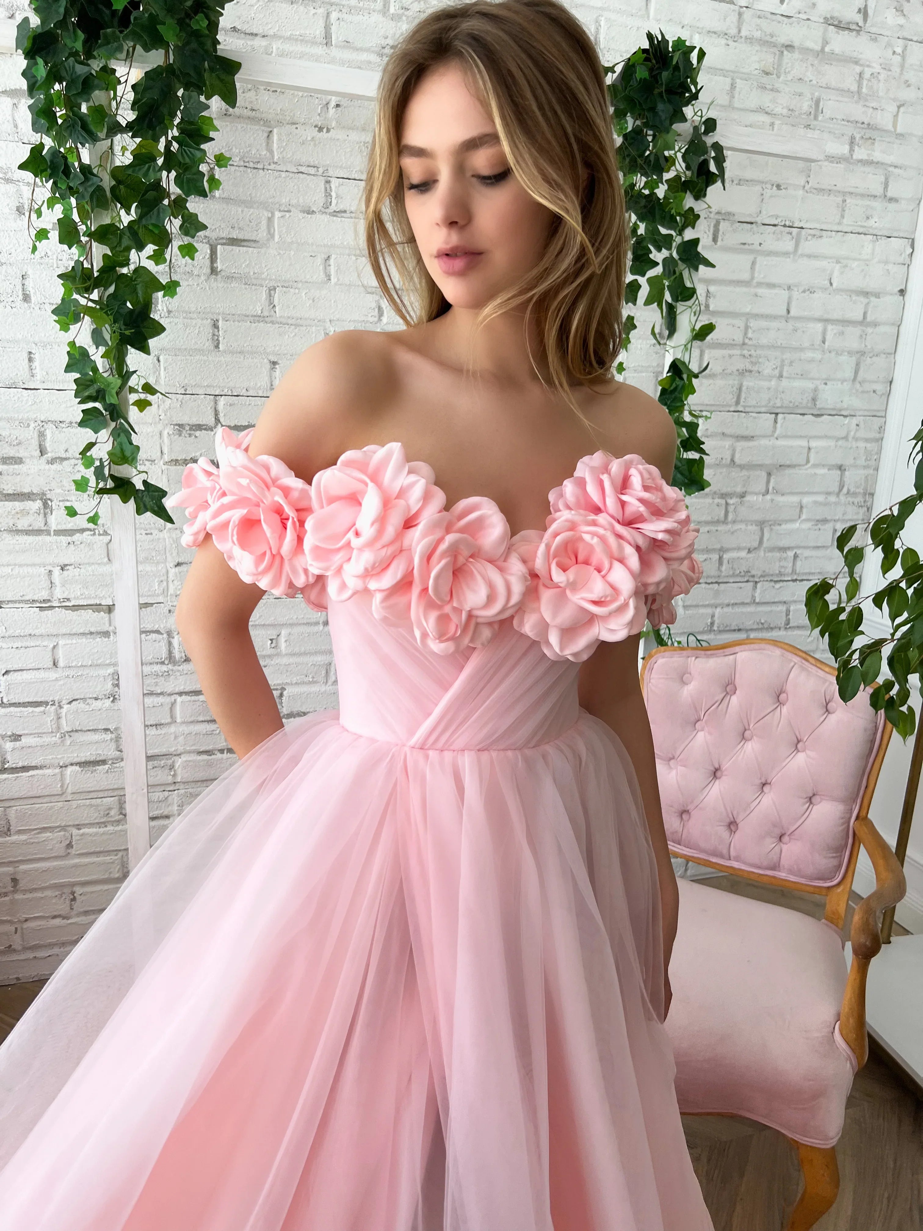 Romantic Ball-Gown Off-the-Shoulder Sleeveless Floral-Appliqué Back Floor-Length Prom Dress