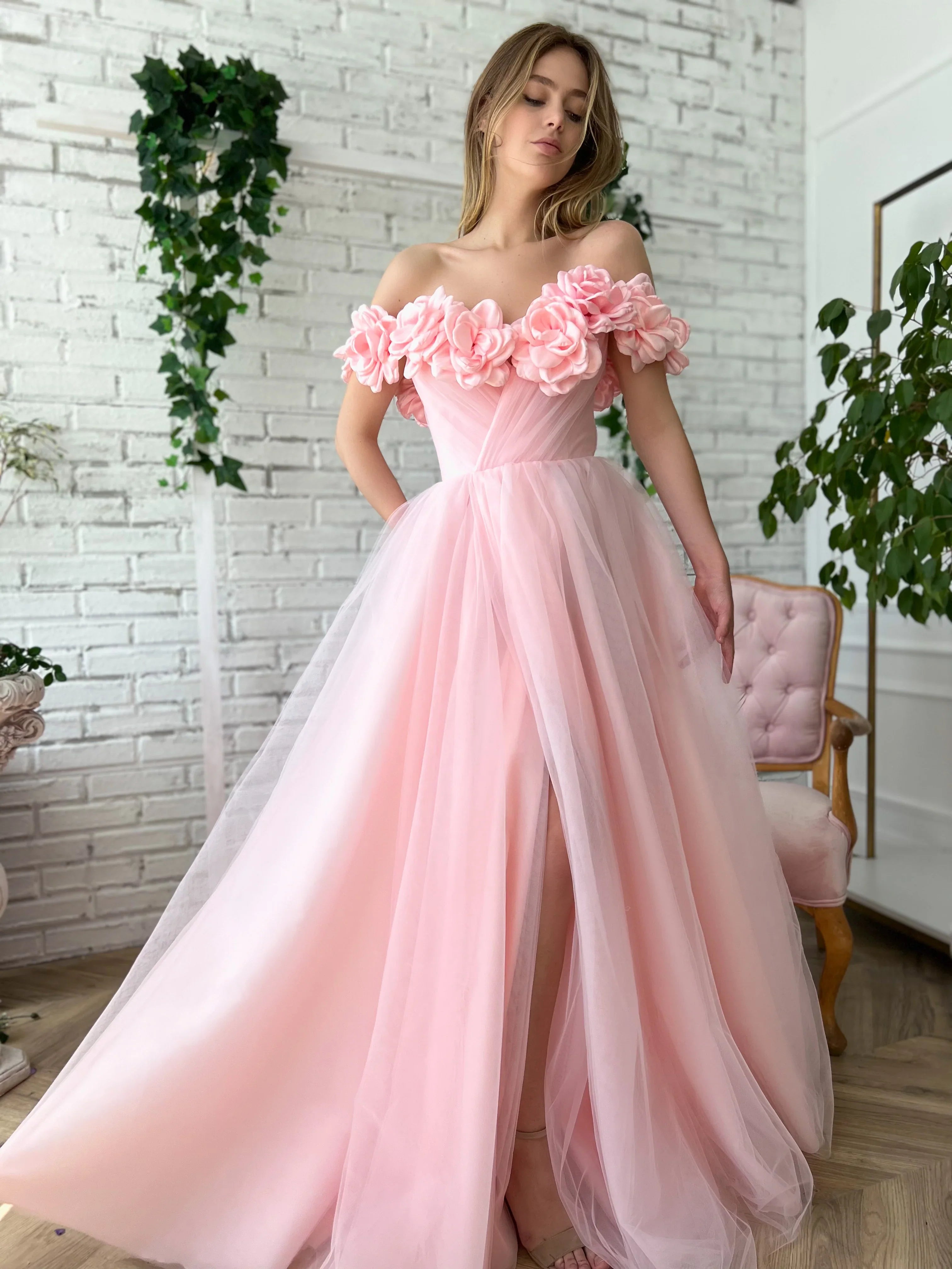 Romantic Ball-Gown Off-the-Shoulder Sleeveless Floral-Appliqué Back Floor-Length Prom Dress