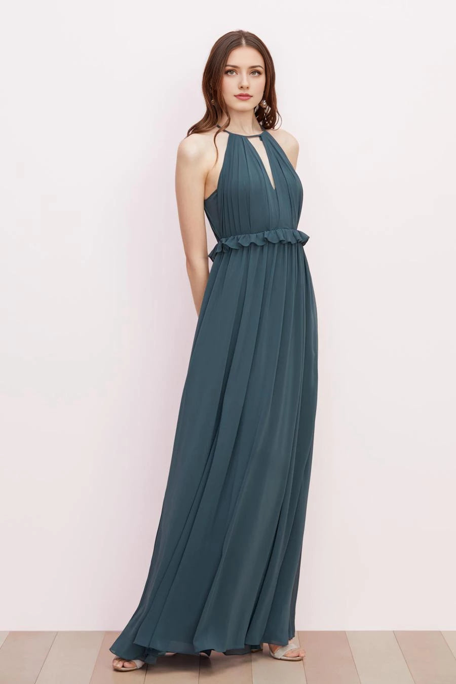 Rundhalsausschnitt, ärmellos, plissierte Details, rückenfrei und bodenlang, Ballkleid