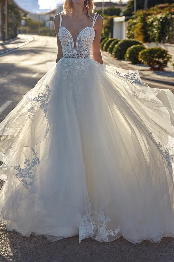Robe de mariée de style rural en dentelle avec décolleté en V profond et décalcomanies
