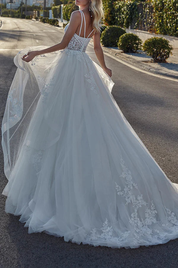 Robe de mariée de style rural en dentelle avec décolleté en V profond et décalcomanies