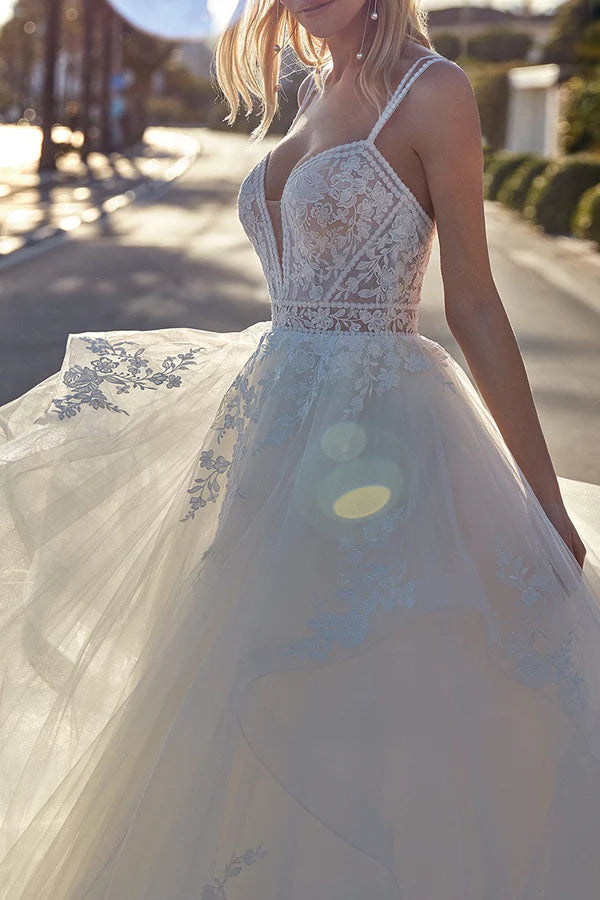 Robe de mariée de style rural en dentelle avec décolleté en V profond et décalcomanies