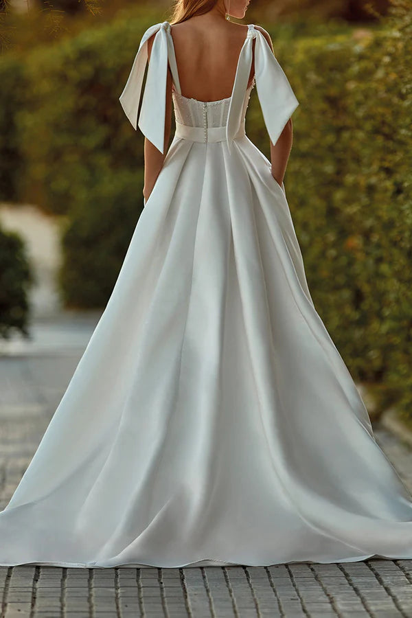 Robe de mariée trapèze en satin perlé avec poches et décolleté en cœur