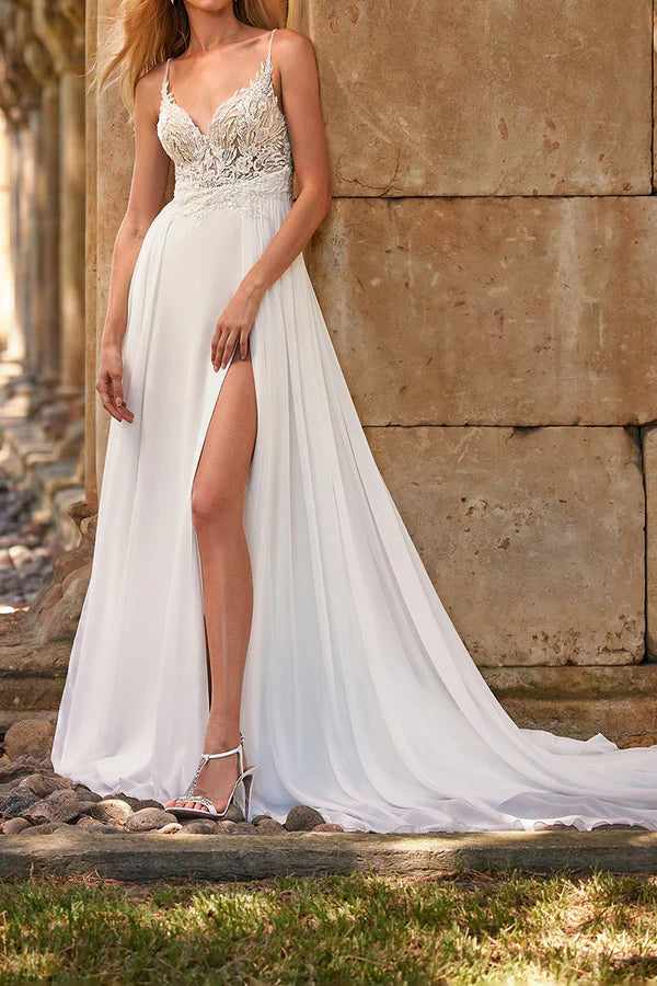 Robe de mariée fendue style bohème en dentelle avec décolleté en V et illusion