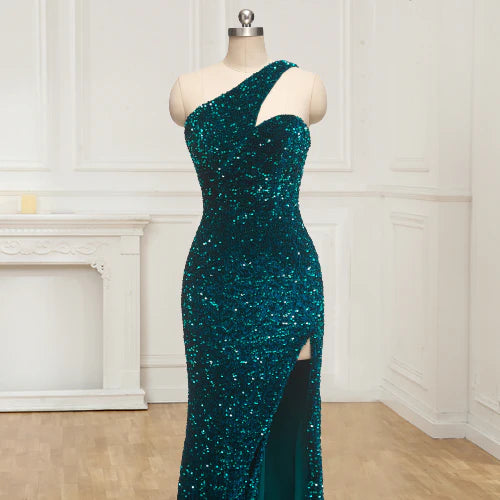 Bodenlanges Ballkleid mit funkelndem Paillettenschlitz an der Schulter