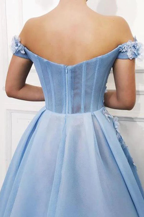 Süßes himmelblaues schulterfreies Blumensticker und bodenlanges wunderschönes Ballkleid