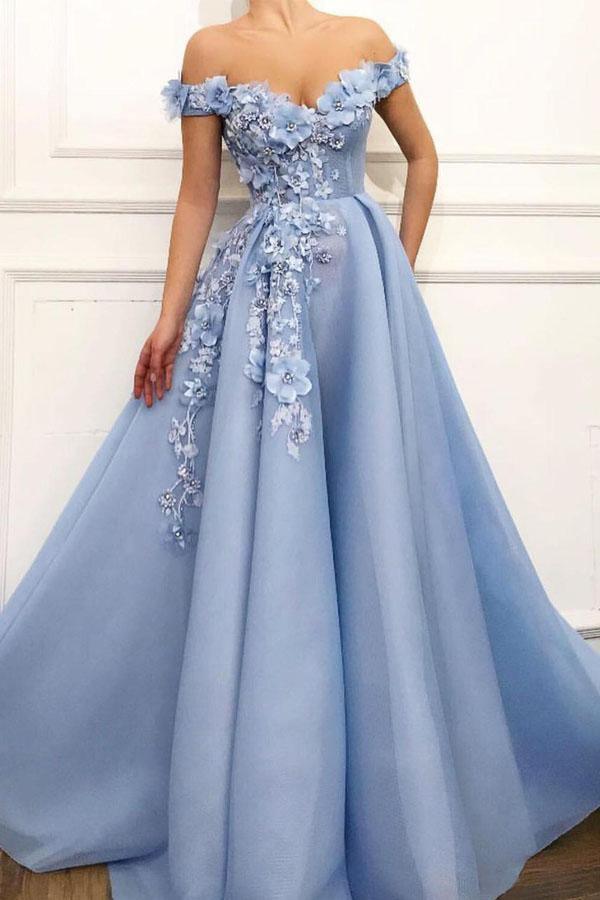 Süßes himmelblaues schulterfreies Blumensticker und bodenlanges wunderschönes Ballkleid