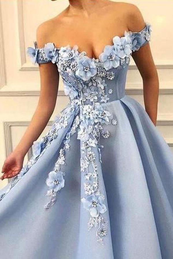 Süßes himmelblaues schulterfreies Blumensticker und bodenlanges wunderschönes Ballkleid
