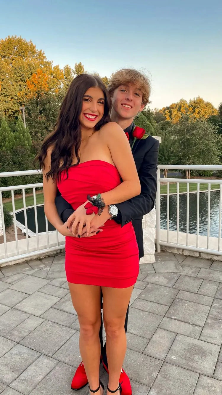 Sleek Sheath Strapless Ruched Solid-Red Stretch-Knit Mini Homecoming Dress