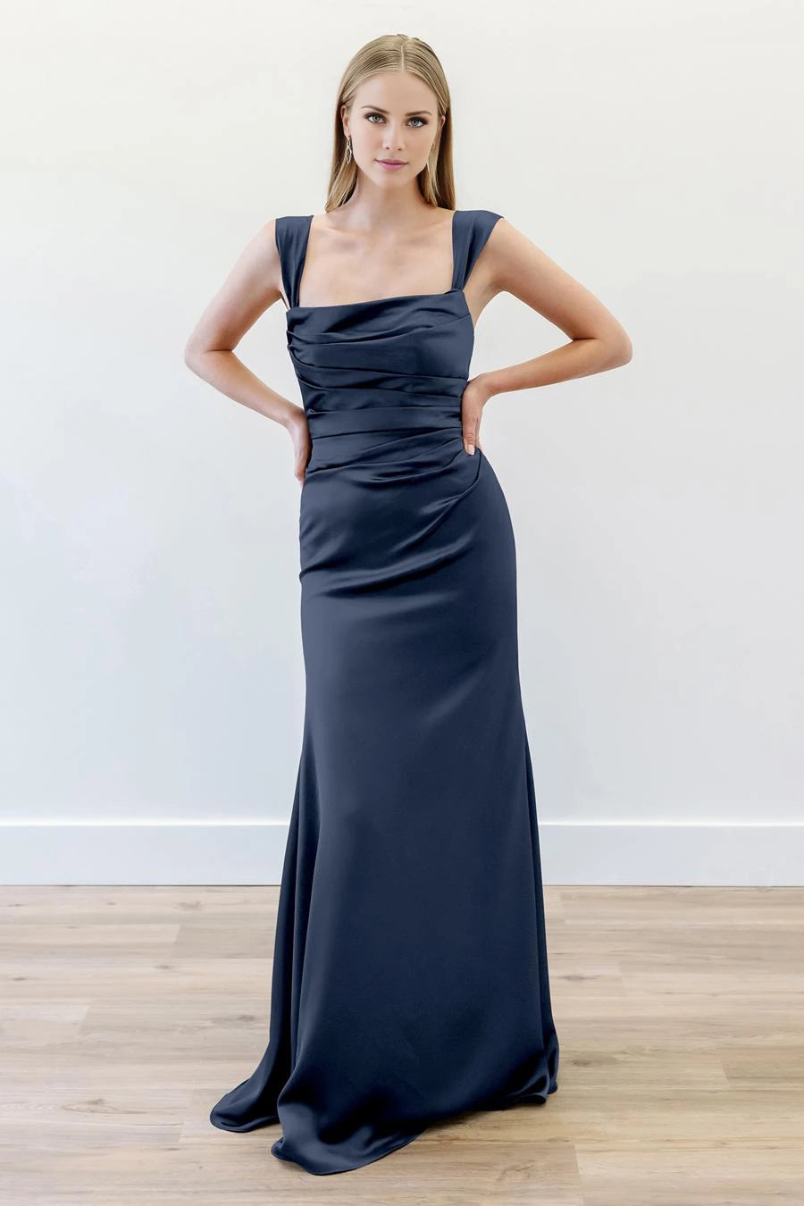 Quadratischer Ausschnitt, schulterfreies, plissiertes Detail, ärmelloses, rückenfreies und bodenlanges Ballkleid